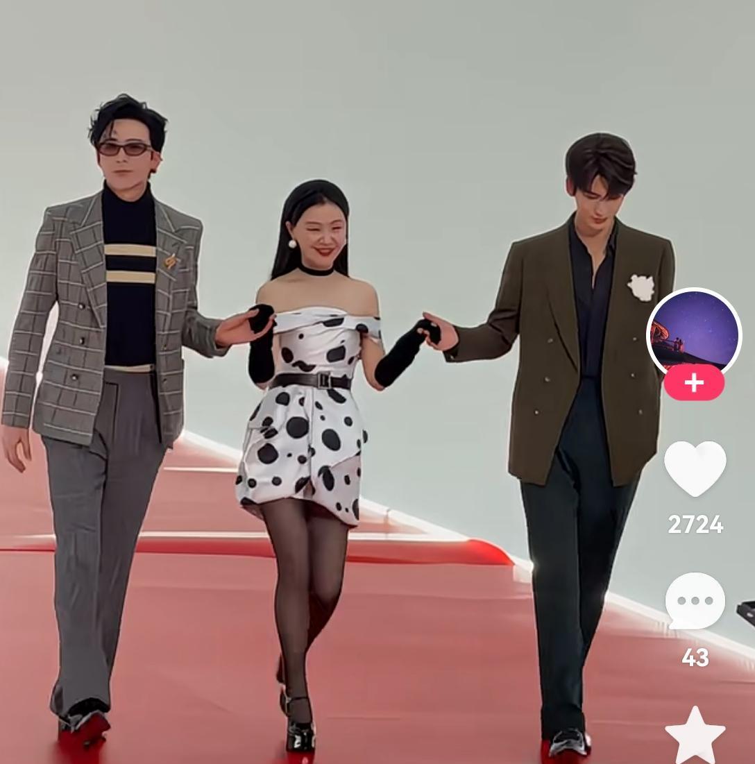 腾讯星光大赏的红毯，从来不是随机站位。
金靖被夹在刘宇宁和张凌赫中间，这不是巧合