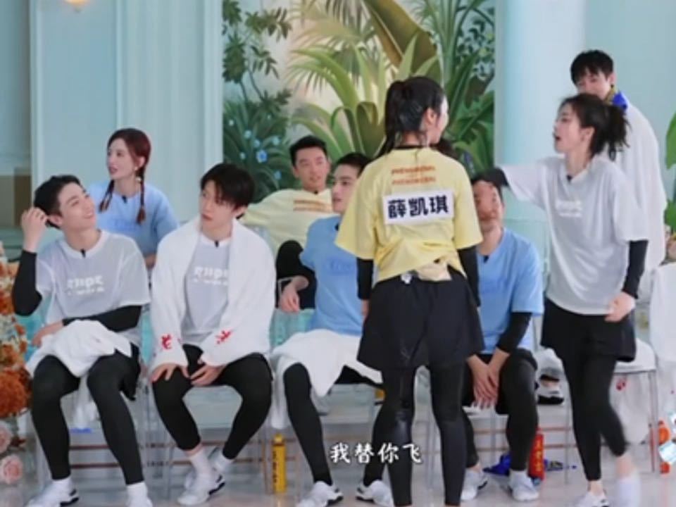 白鹿主动替薛凯琪接受飞椅惩罚白鹿主动替薛凯琪接受惩罚奔跑吧大家沉浸在游戏互动中，