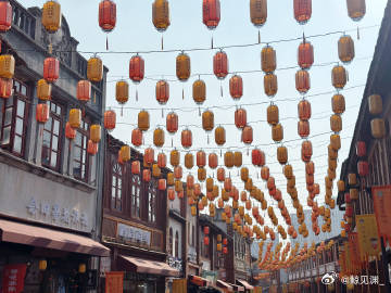 旅游热度很低却很夯的城市贵州兴义坐拥连片峰林与峡谷瀑布，全年气温舒适，布依村寨古