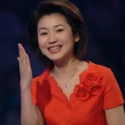 1996年，王小丫和大学老师吕成功结婚了。婚后，吕成功下海经商，王小丫前往北京发