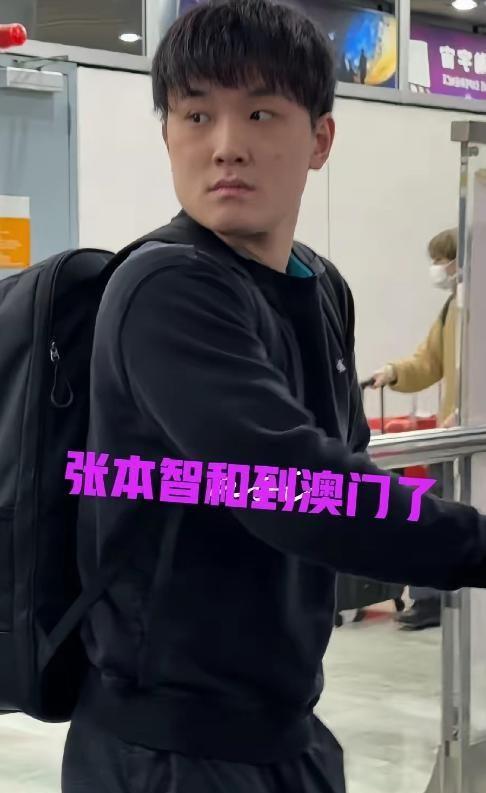 张本智和到澳门后，暴露一个不争的事实，那就是他没有赞助商，因为他又穿了那件旧 T