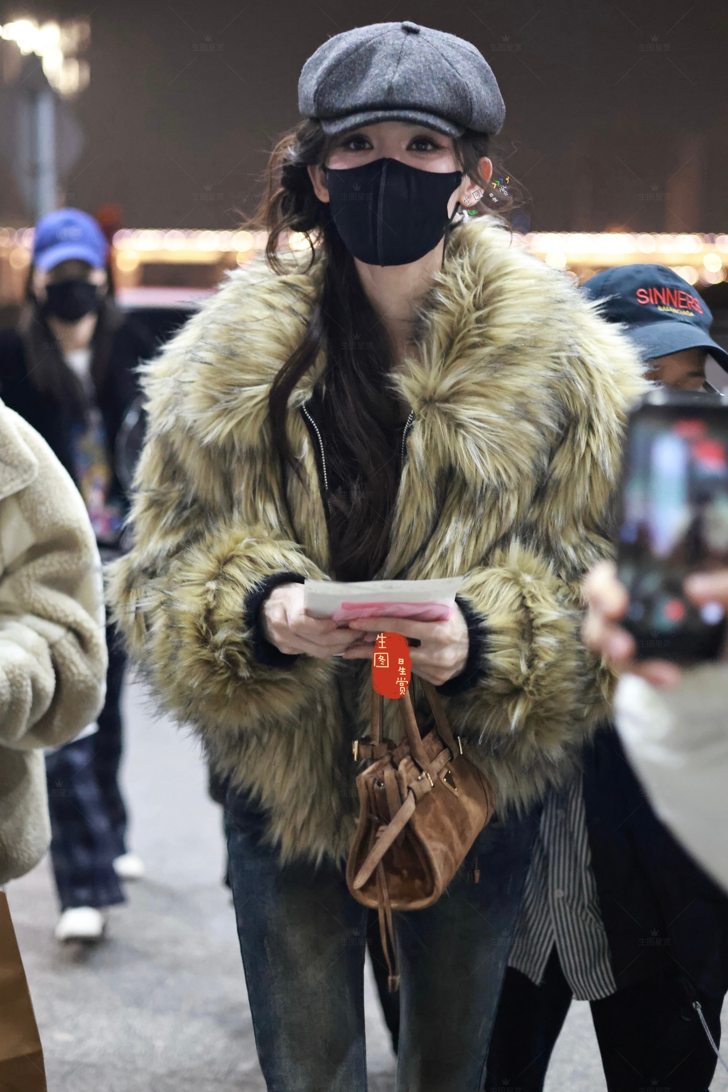 娜扎260127长沙出发生图掉落口罩都遮挡不住扎扎的神颜💋娜扎好六上班美成啥样