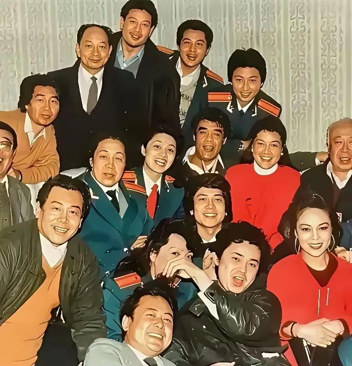 这张照片上有16张面孔，你觉得有几个面熟？能叫出几个人的名字？