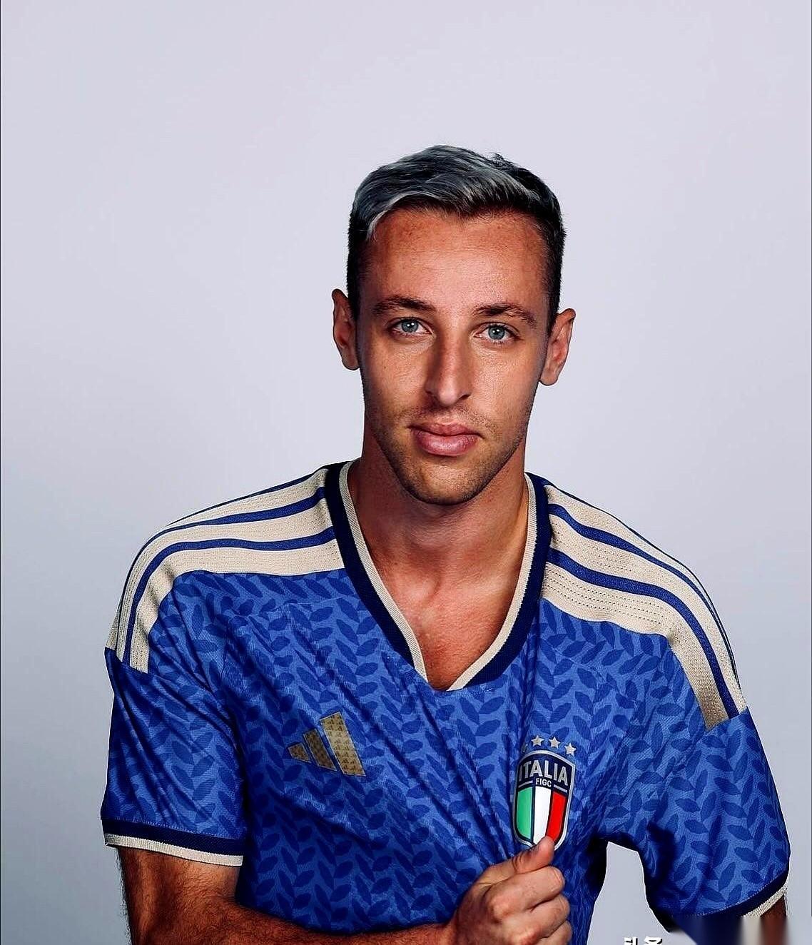 一个电话打过来，是孔蒂。
又一个电话，是罗马老家。
都想要咱们的“绝杀哥”，弗拉