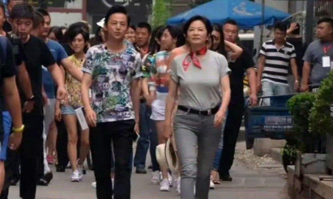 50岁的何炅和70岁的林青霞并肩而行，感觉像姐弟一样。 ​​​