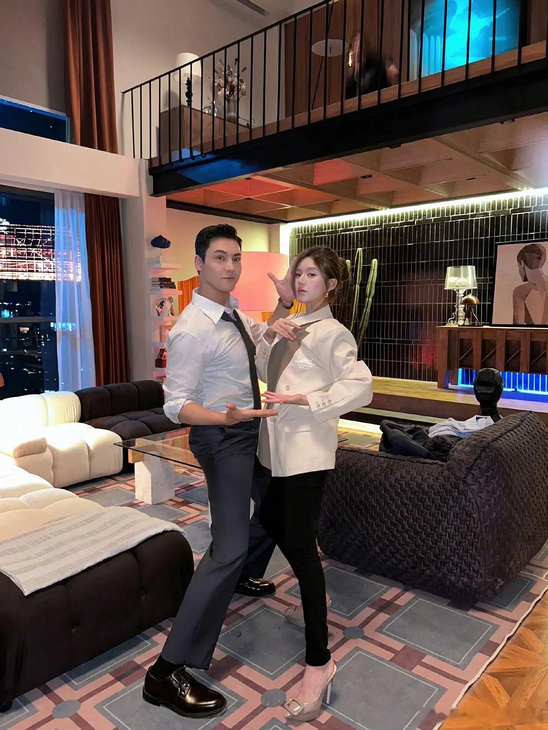 陈伟霆赵露思两个人在互相倒油吧 ​​​