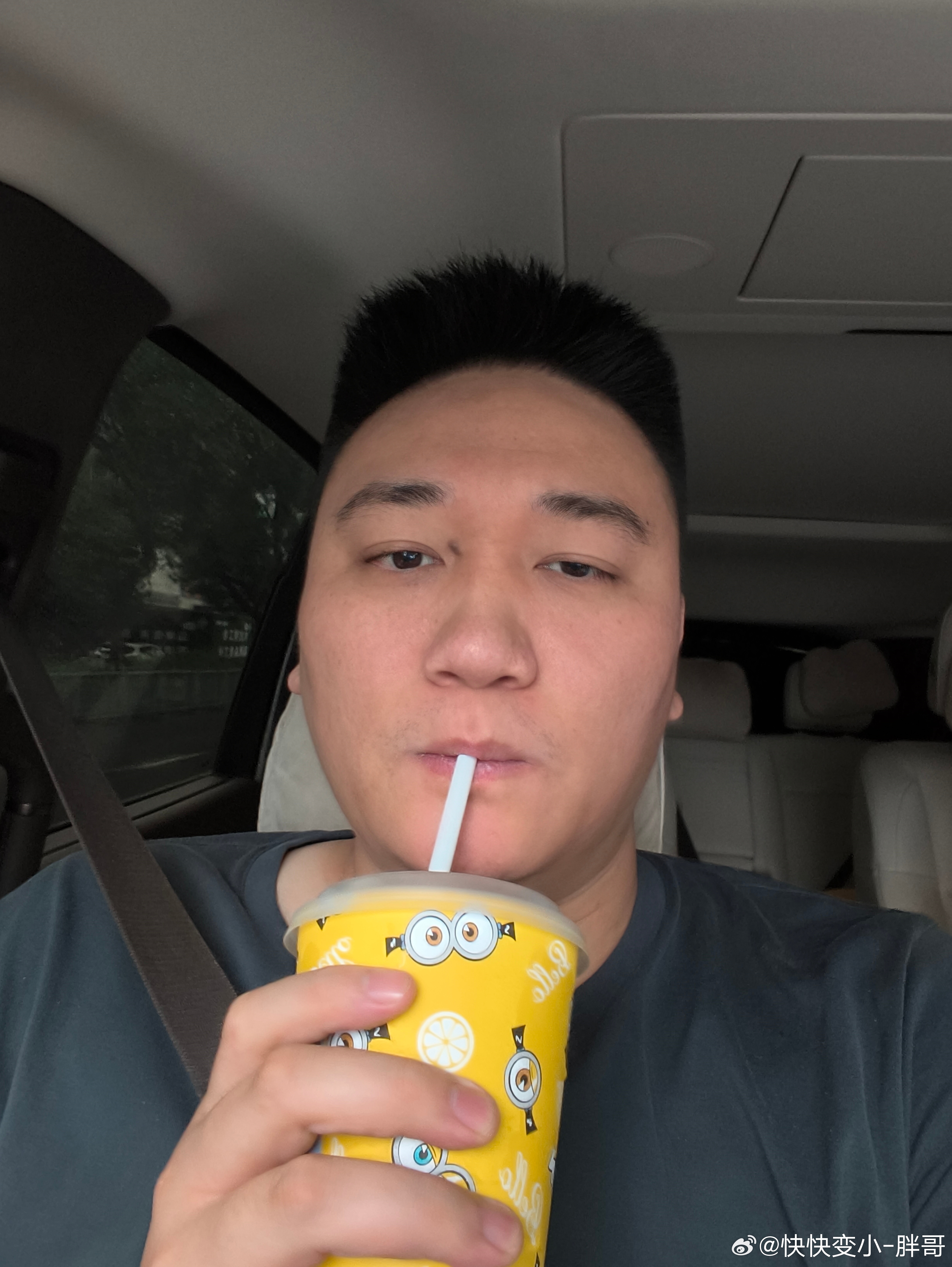 人这一生最享受的就是司机在前面开车睡觉我在后面喝咖啡提神 
