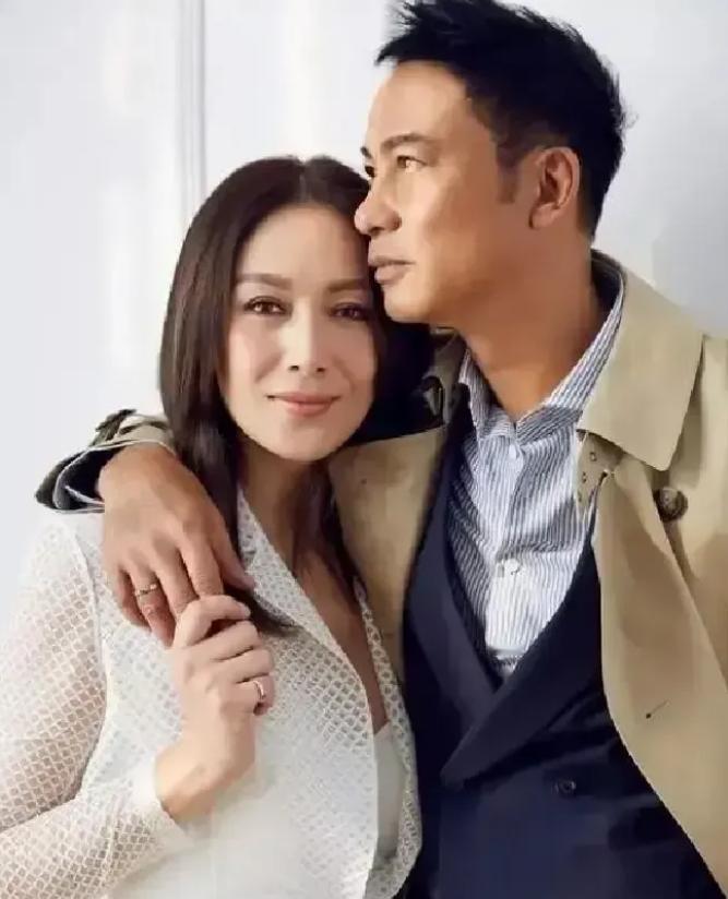 任达华当年铁了心丁克，和琦琦潇洒满世界飞，结果2006年琦琦意外怀孕，他当场怂了