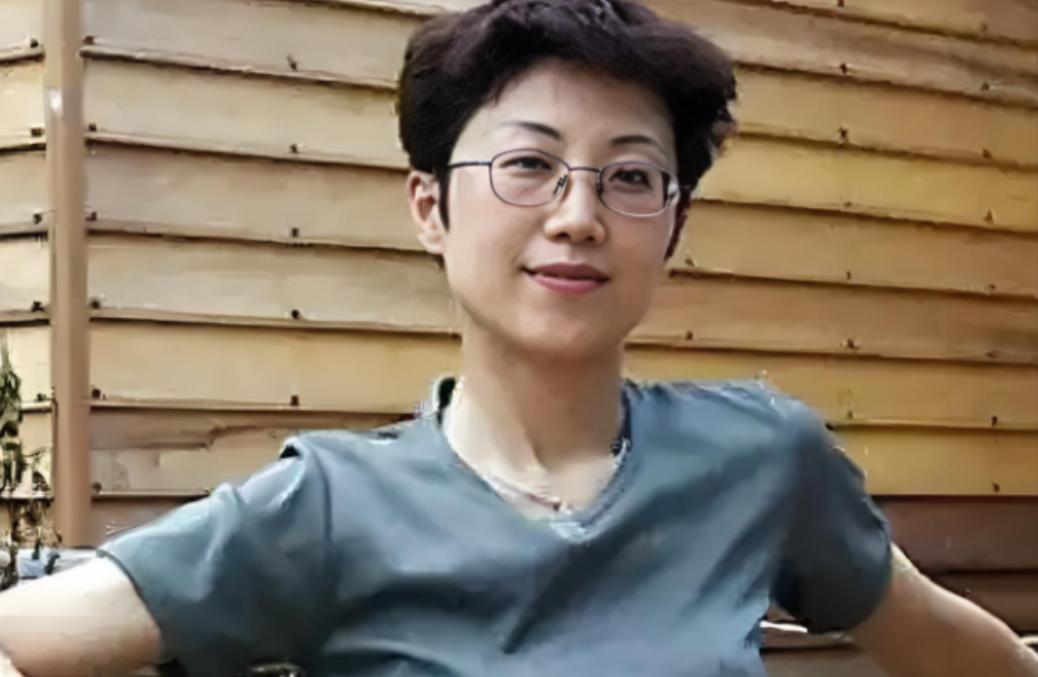 她持美国绿卡带着丈夫和 5 岁儿子回国探亲，返程在北京首都机场准备离境时，被国家