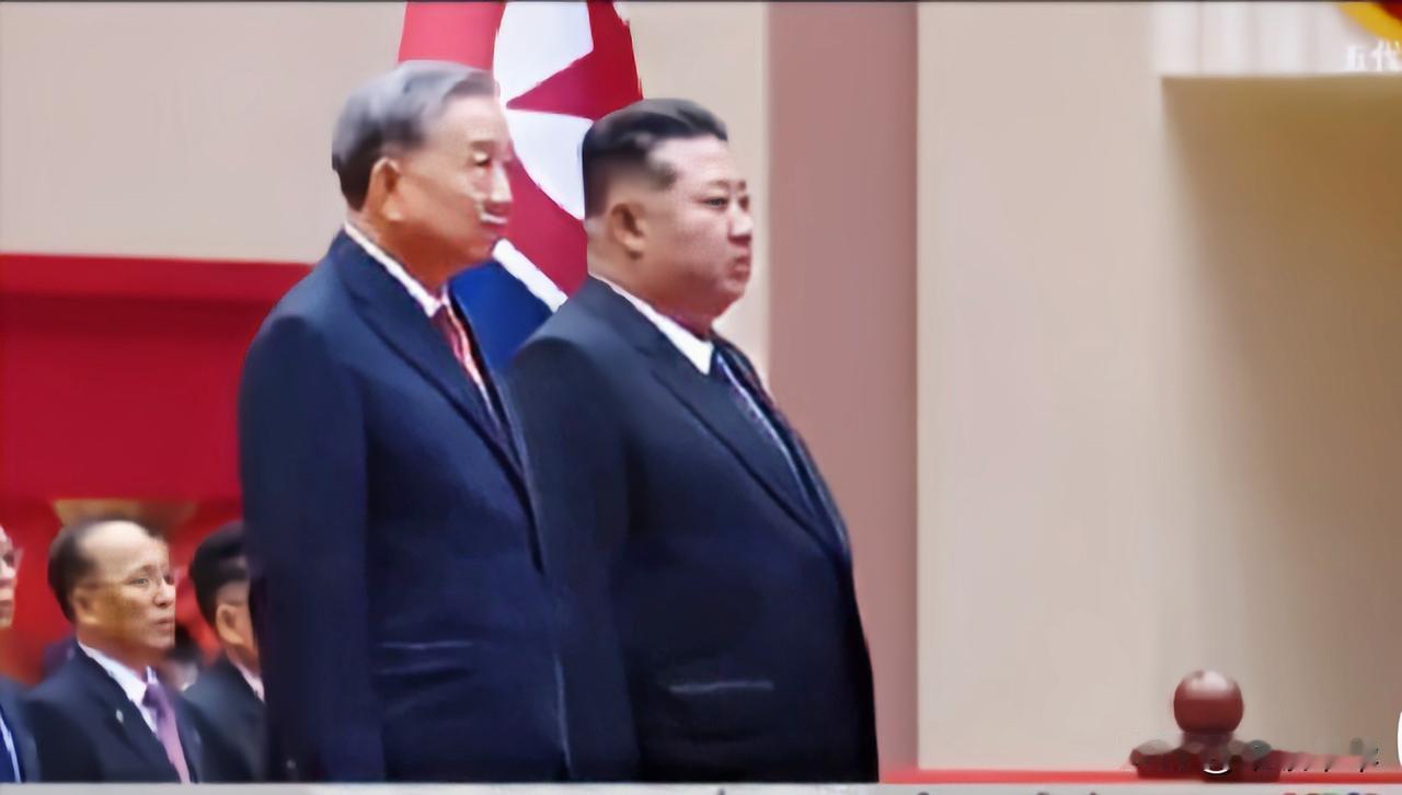 金正恩以东道主的身份在室内为到访的越南最高领袖苏林举行了欢迎仪式，并陪同检阅了朝