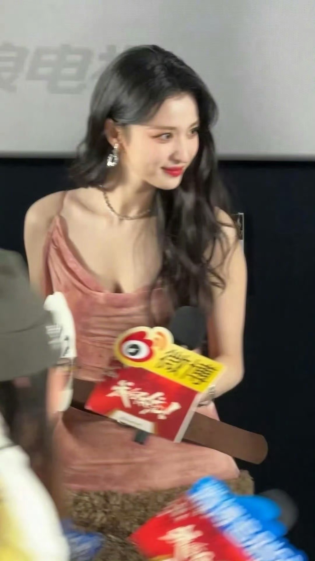 王楚然、赵露思今日线下活动图，谁赢了 