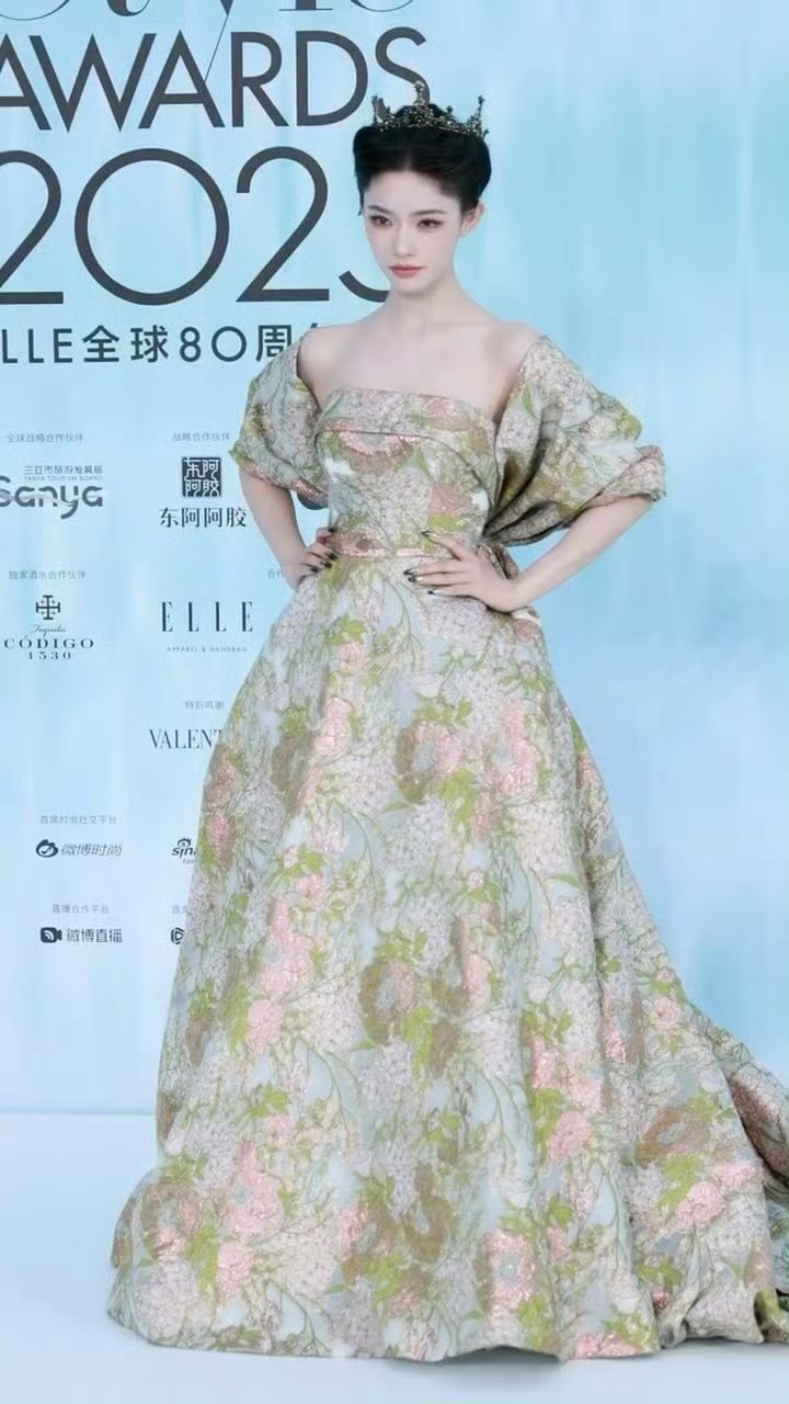林允公主皇冠 ELLE红毯看林允！公主裙配皇冠复古又贵气，脸上珍珠似人鱼落泪，妥