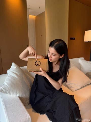 张婧仪黑色吊带裙随拍张婧仪黑色吊带裙plog 张婧仪居家plog好有氛围感，一身