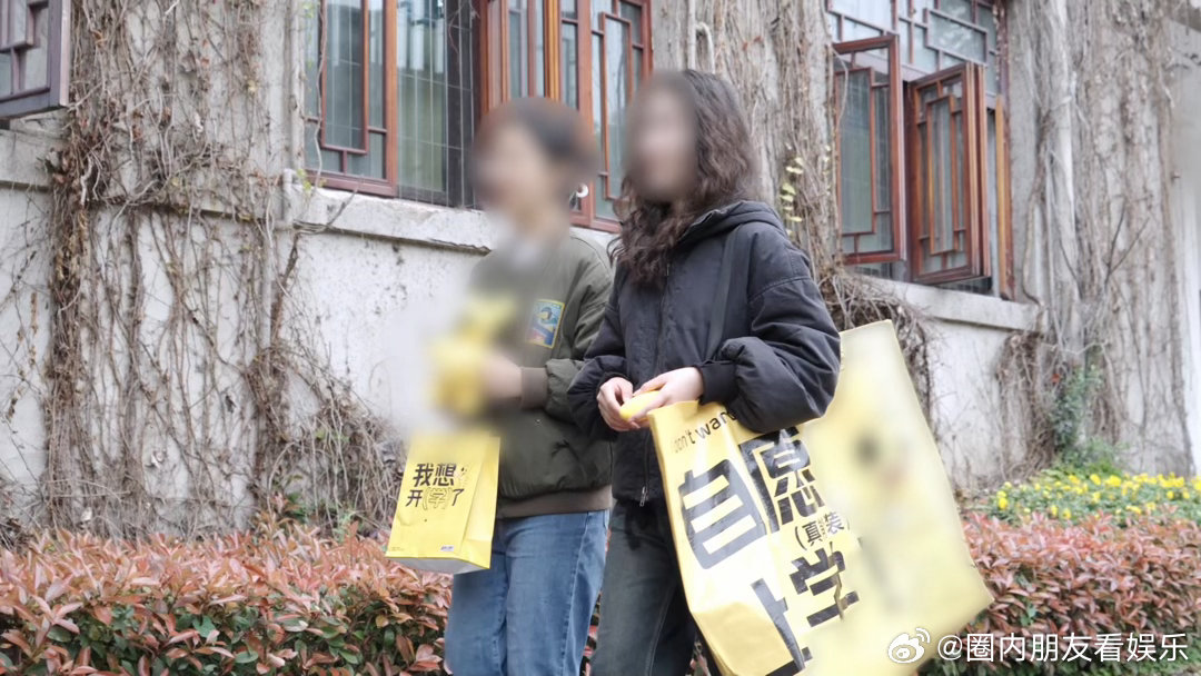 重庆大学生人手一个自愿上学的袋子 黄色编织袋成社交密码！路上看到同款就忍不住笑，