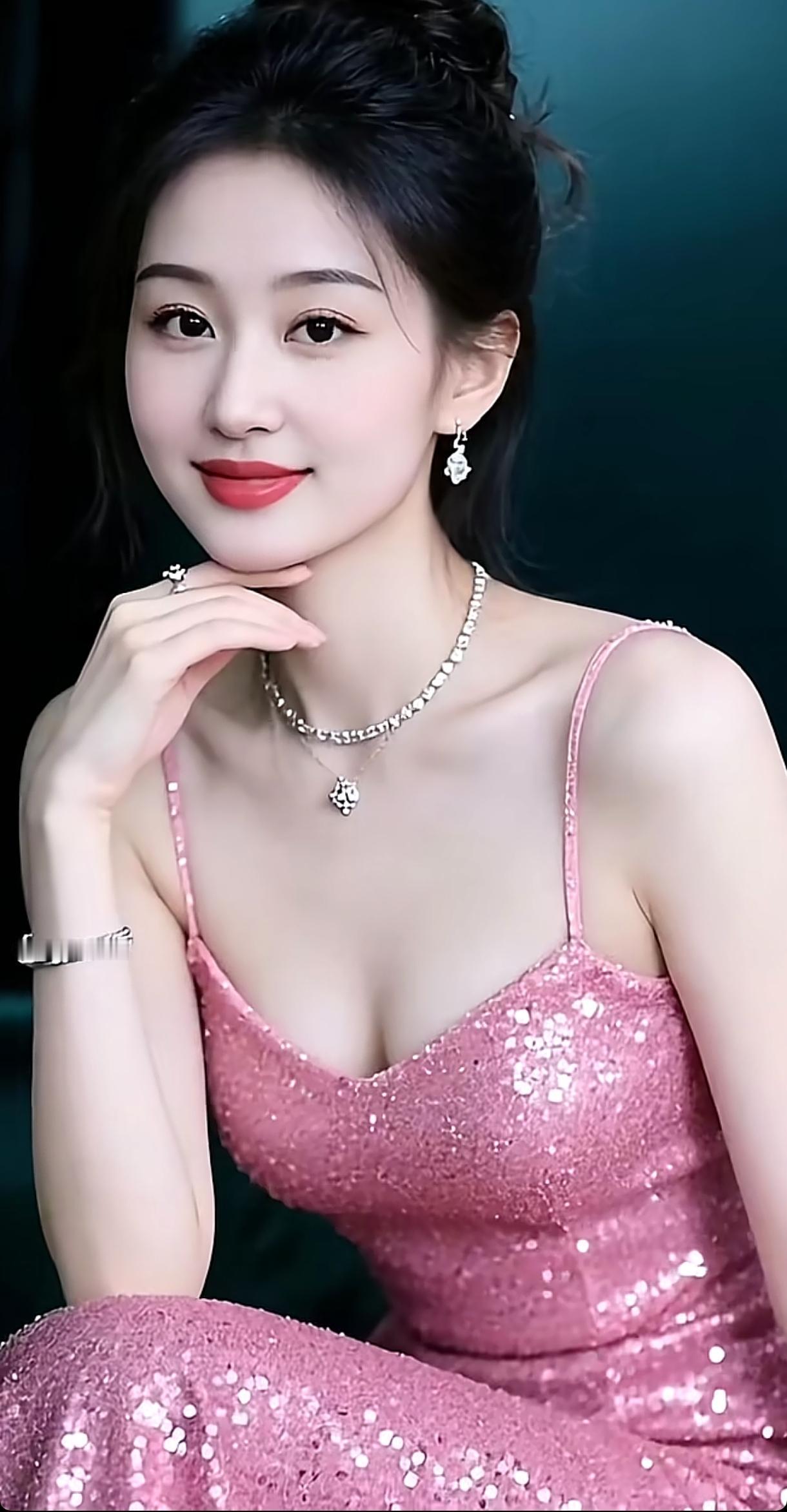 ✨闪耀粉裙✨ 优雅气质，红唇迷人，闪耀全场！💃💃💃分享甜美小姐姐随手拍 粉