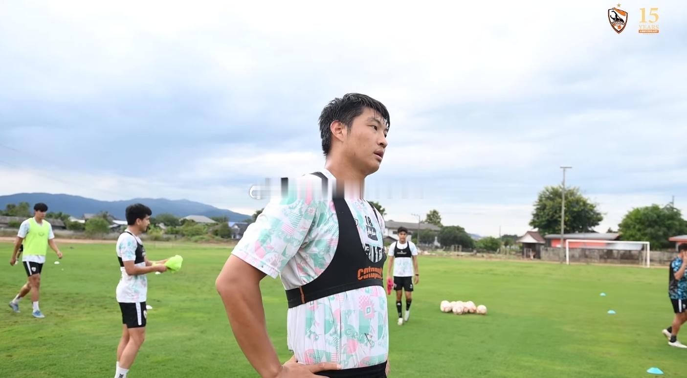 中国球员郭田雨昨天仍跟随泰超球队清莱联训练，由于清莱地区遭遇洪水，球队已经推迟了