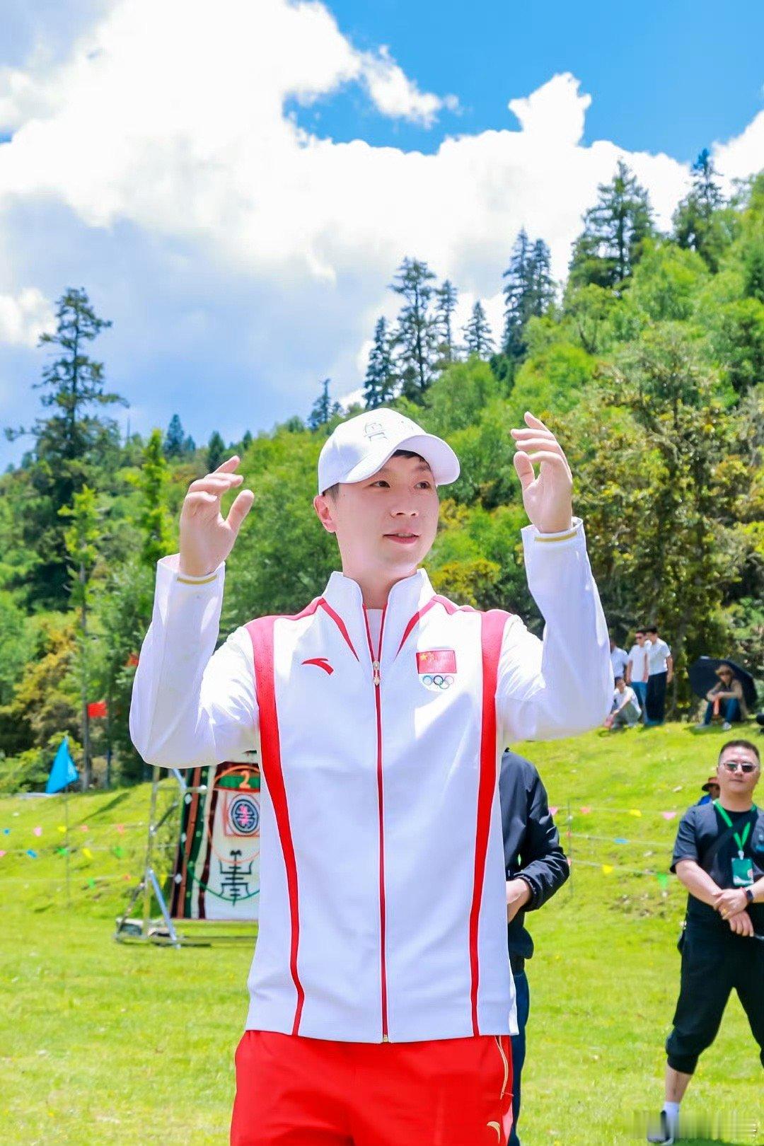 马龙和藏族同胞一起跳舞了 画面太美了！马龙领衔奥运冠军跳锅庄舞的高清图来了，龙队