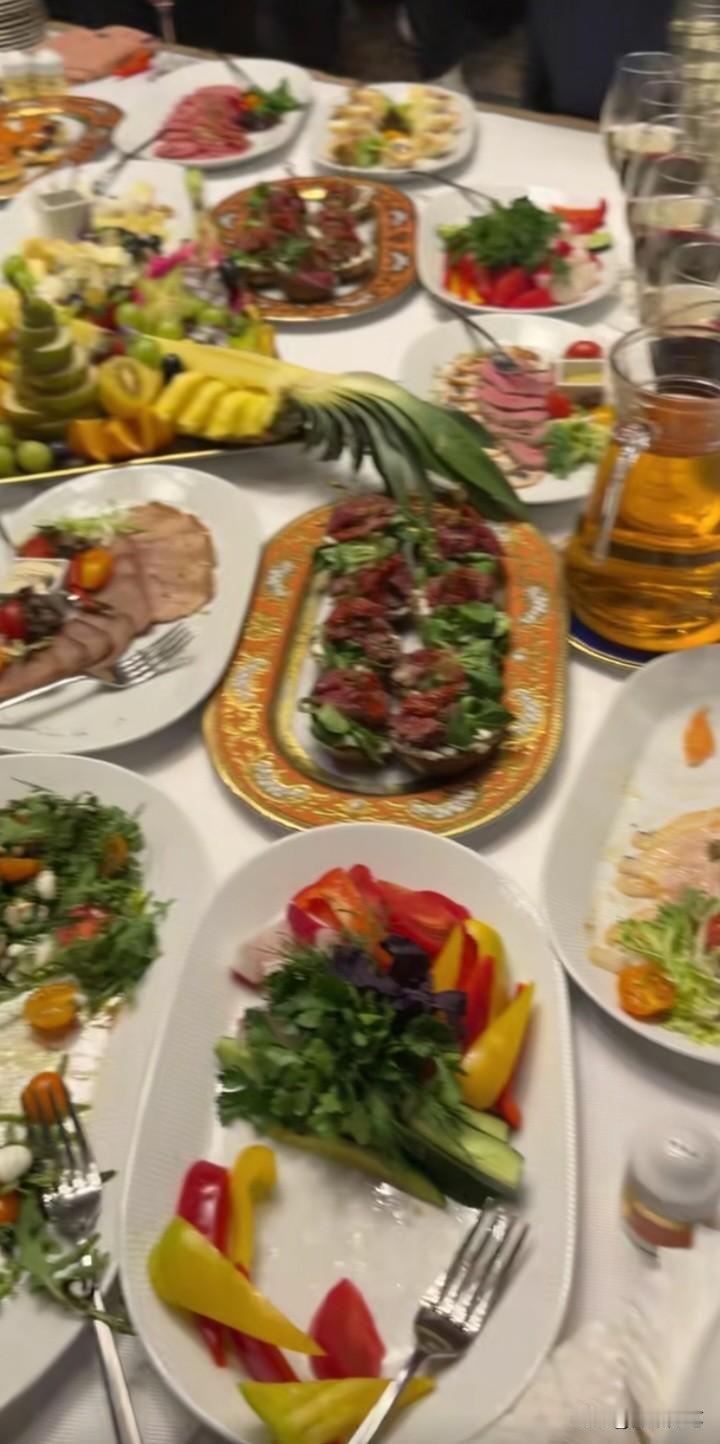 边关烽火急，后方笙歌起。
战士衣单薄，堂上酒未已。