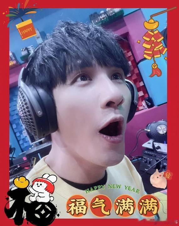 大张伟和老婆机场腻歪大张伟看向老婆的眼神里全是笑意，这种藏不住的爱意最打动人。他