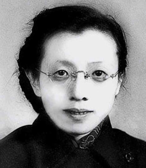 组织给了她充足的黄金经费，让她去南京搞地下工作，结果呢？她天天泡在麻将桌上，被骂