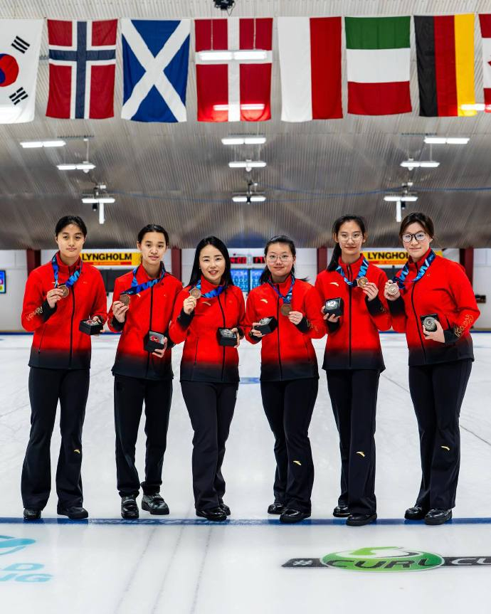 中国冰壶女队世青赛铜牌冰壶世青赛女子组铜牌赛，中国队11-4大胜美国摘得铜牌，追