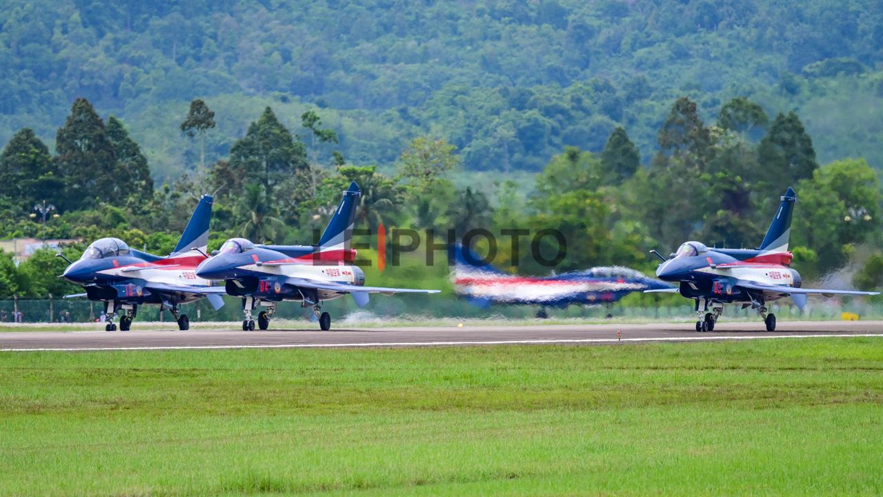 “八一”飞行表演队多机编队起飞。（兰卡威航展）