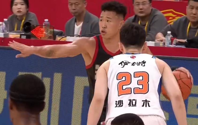 王浩然22+4，贺希宁22分4助攻，深圳男篮主场大胜新疆收获三连胜！北京时间20