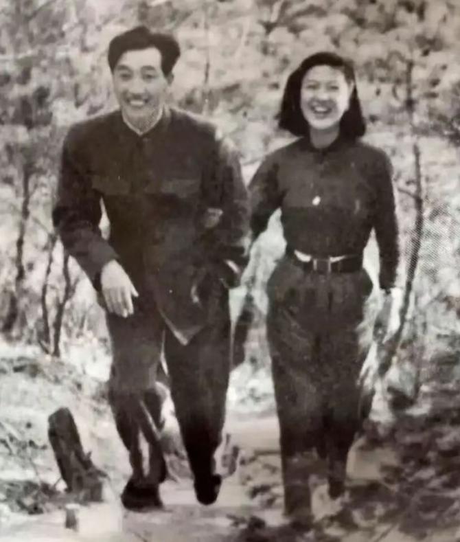 志愿军师长汪洋与周湘玟游玩的照片，郎才女貌，情深意切，真是一对令人羡艳的战地鸳鸯
