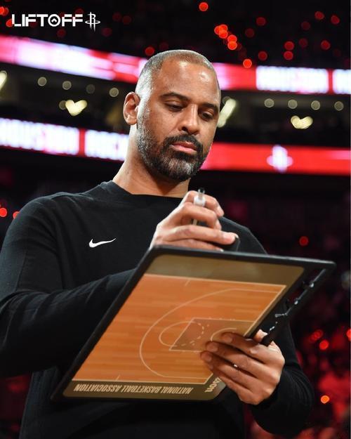 老头乐篮球俱乐部主理人：艾米-抓作风-乌度卡 