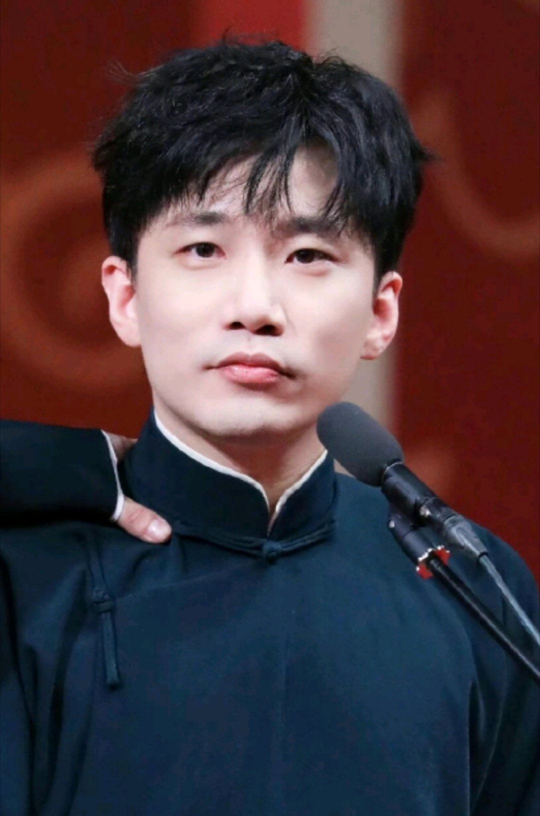 何九华 鼻子不错，利事业财运的好鼻子。眼睛藏神也不错，内有乾坤。他的事业财运后期