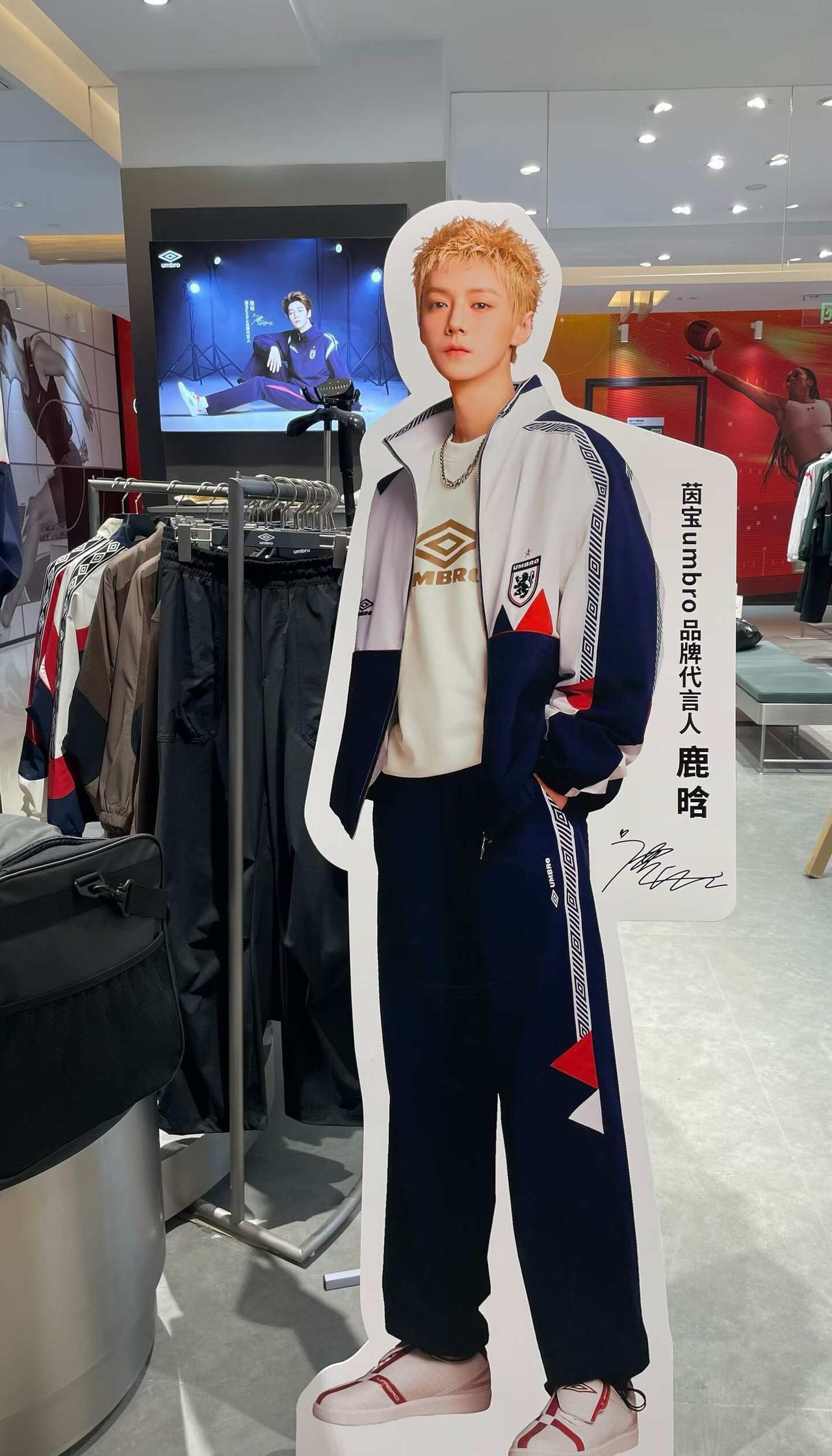 是谁的帅脸啊🤩
怎么能这么帅 鹿晗umbro茵宝品牌代言人 鹿晗 帅是一种态度