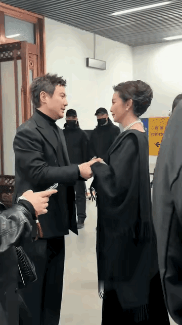 李冰冰是华谊早期明星股东之一，四旦双冰之一，金马影后，是沈腾的前辈 