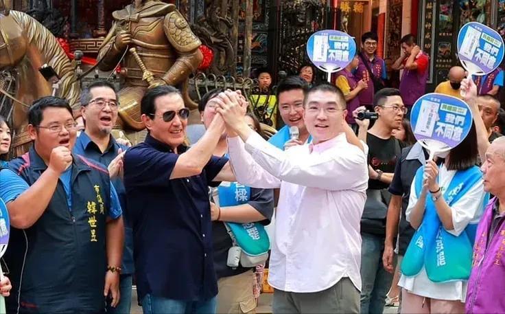 马英九昨天再次莅临基隆，于历史悠久的奠济宫前发表激情演讲，坚决声援正面临罢免风波