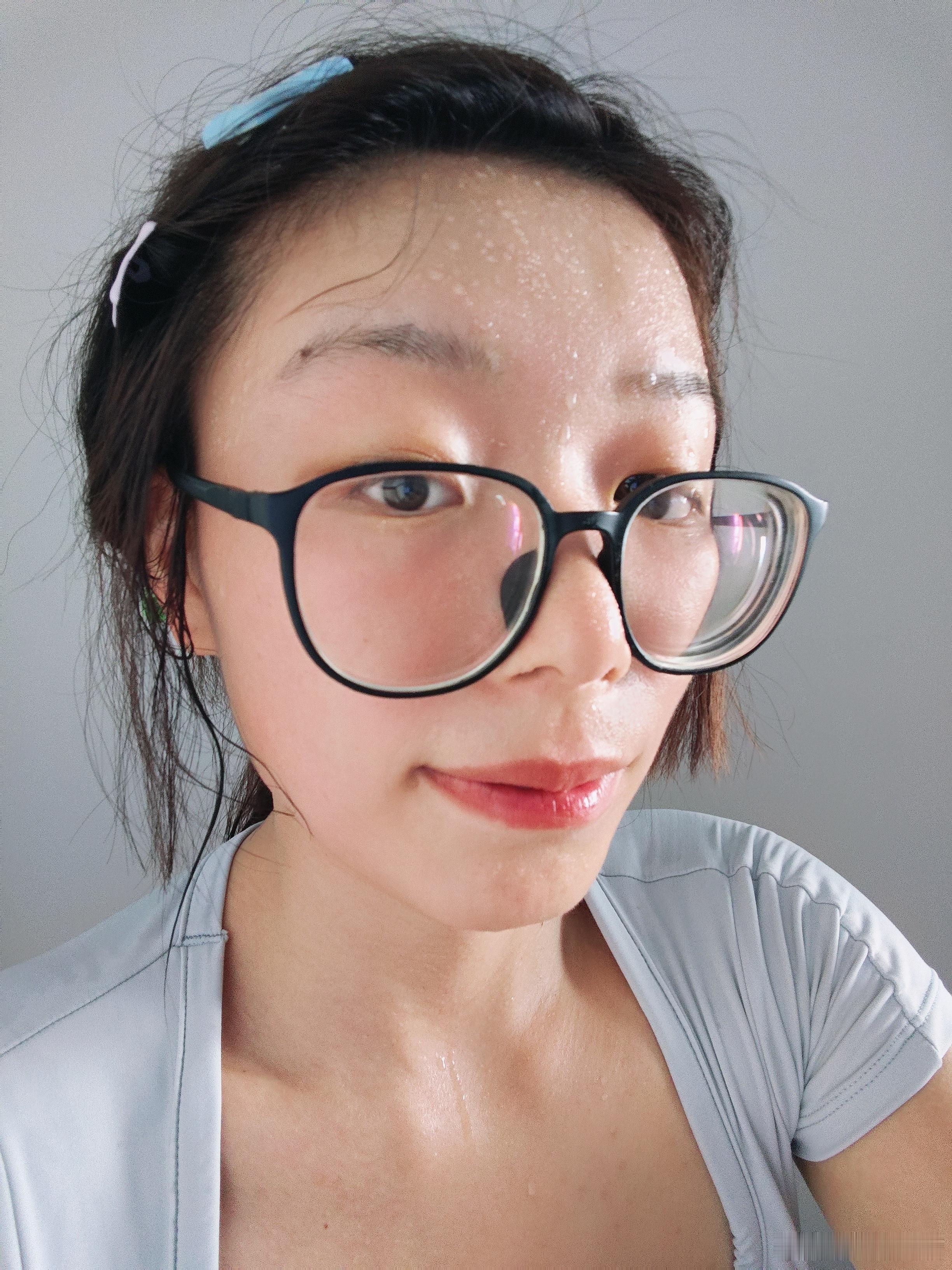 小腹三层，非一日之馋！！趁着天热我要狠狠出汗运动！然后准备粗发去炫一碗螺丝粉(°