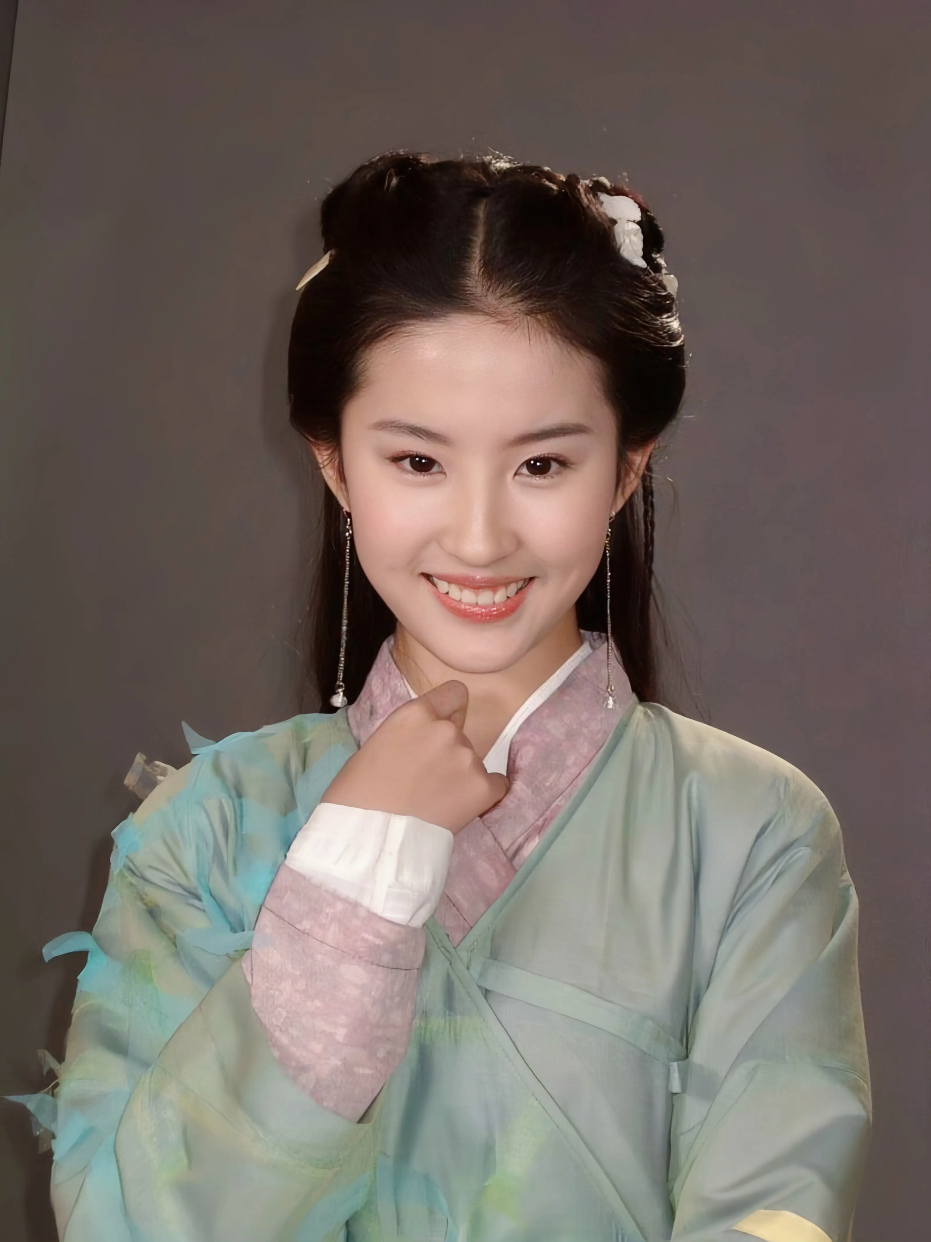 她是女娲后人，也是等不回逍遥哥哥的灵儿。