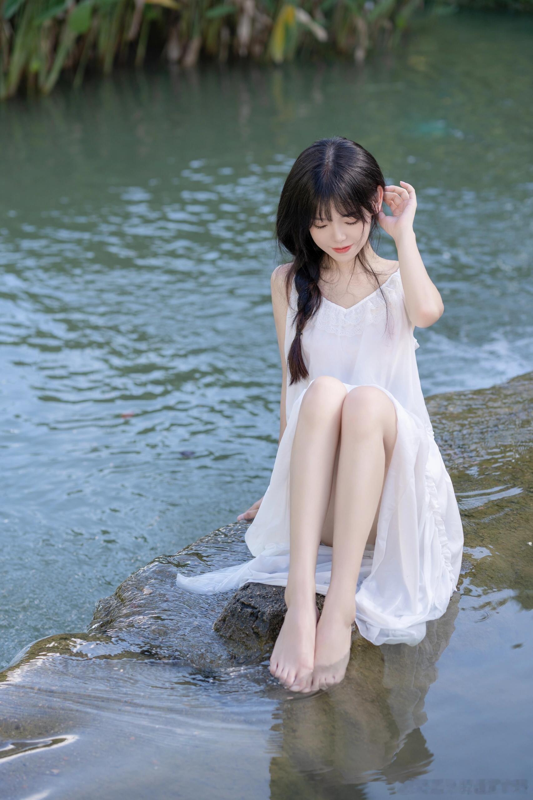 戏水美少女，寄情山水间～ ​​​