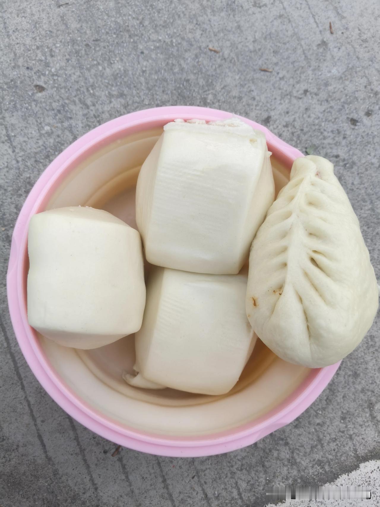 五一假日日记华中科技大学东一食堂的馒头和包子，便宜而且好吃！好吃😋！