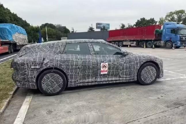 阿维塔 06 猎装车首次曝光。从轮廓来看，这确实是一款猎装车型，正脸采用了类似阿