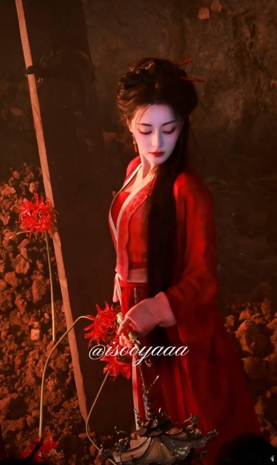 迪丽热巴红衣提灯拍摄路透 好漂亮！ 期待姐姐[可怜] 
