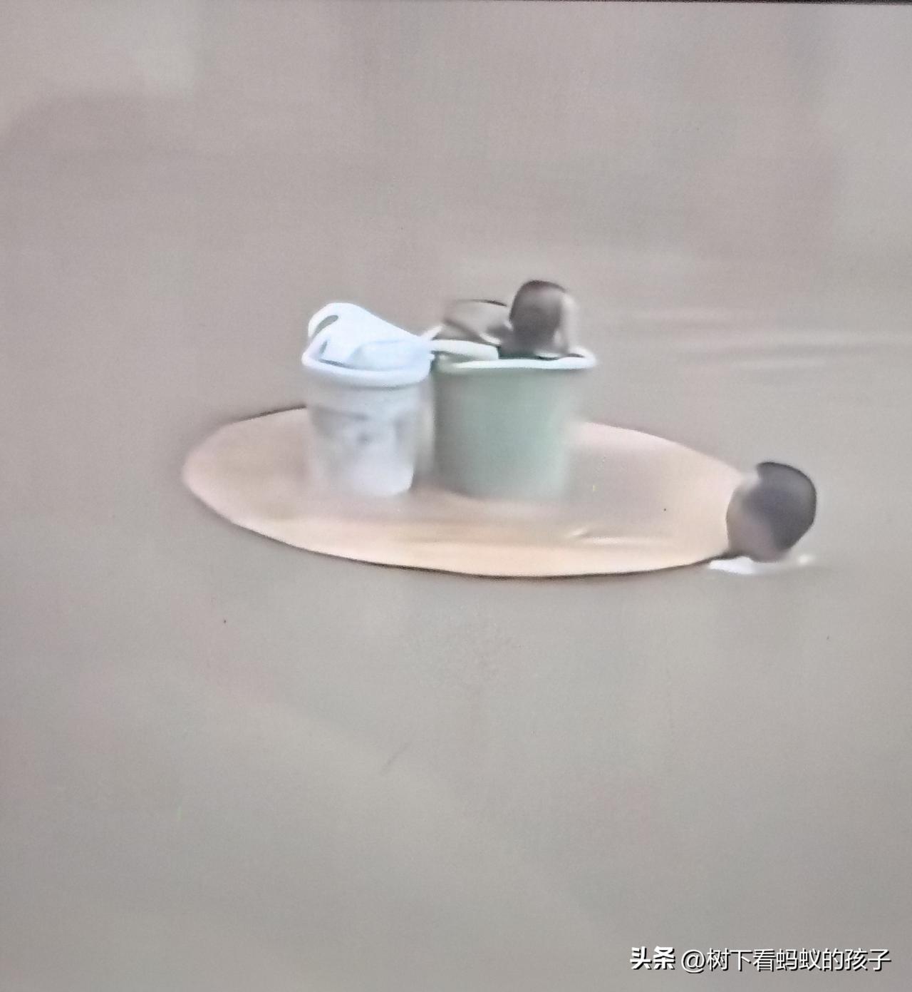 太伟大了！孩子生病了，周围被洪水困住等不及救援人员，父亲冒着生命危险，踩着淹到脖