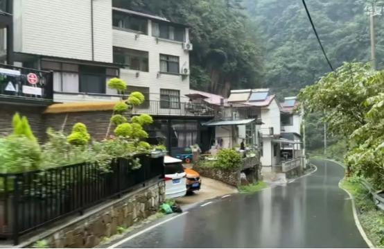 其实从数据看，中国已经成功跳出中等收入陷阱了。中国人均GDP在2025年就达到高