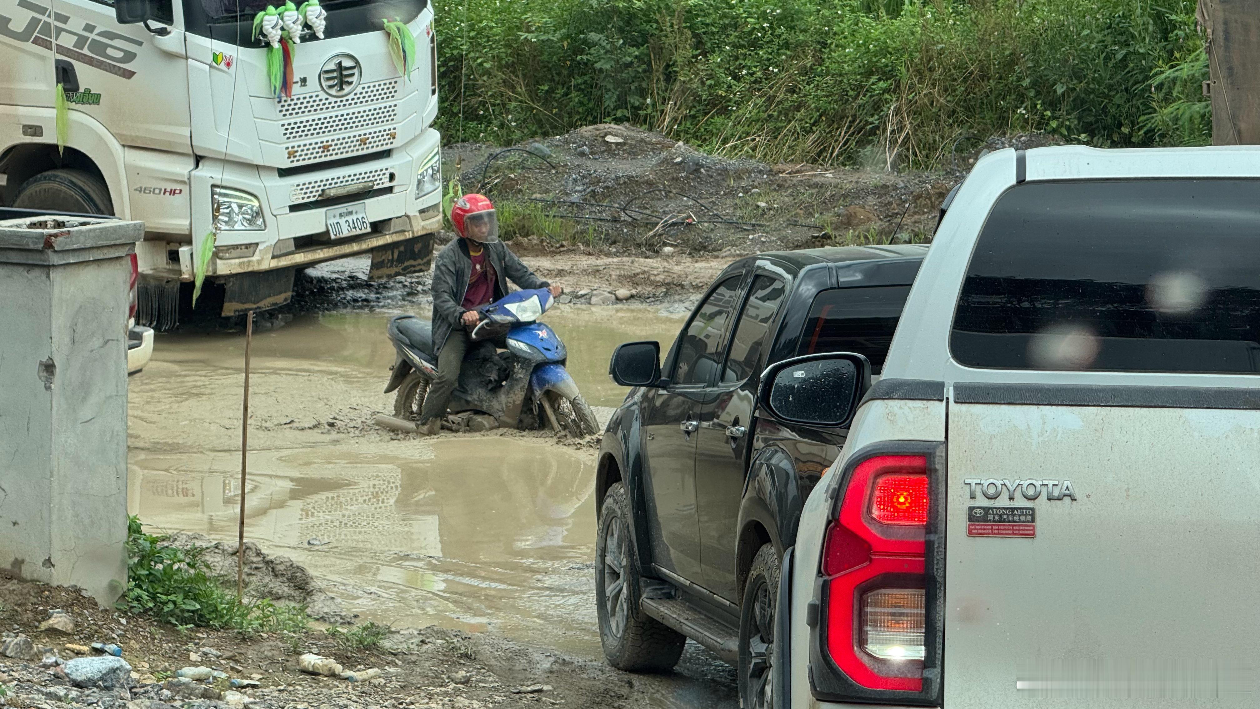 这趟路实在太烂了虽然是停雨了，但泥浆和积水超深连那些骑摩托车的都摇头了一早到现在