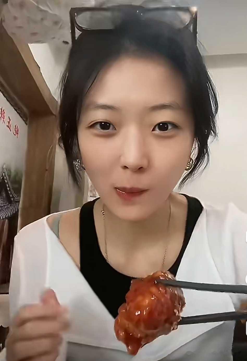 孙千吃炸鸡，这一口炸鸡一口可乐要让多少人垂涎欲滴啊！
孙千不愧是东北女人，大大方