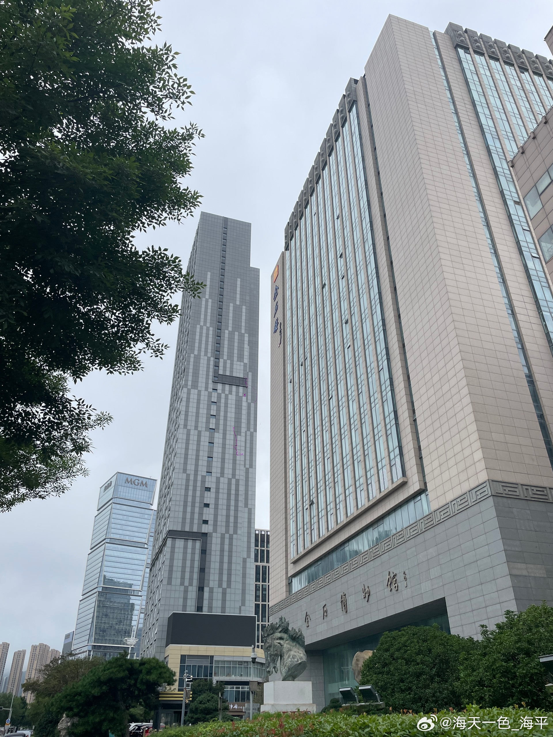 国家三级民营博物馆，藏着上千方观赏石+名家艺术馆。地下一层看亿年奇石鬼斧神工，三