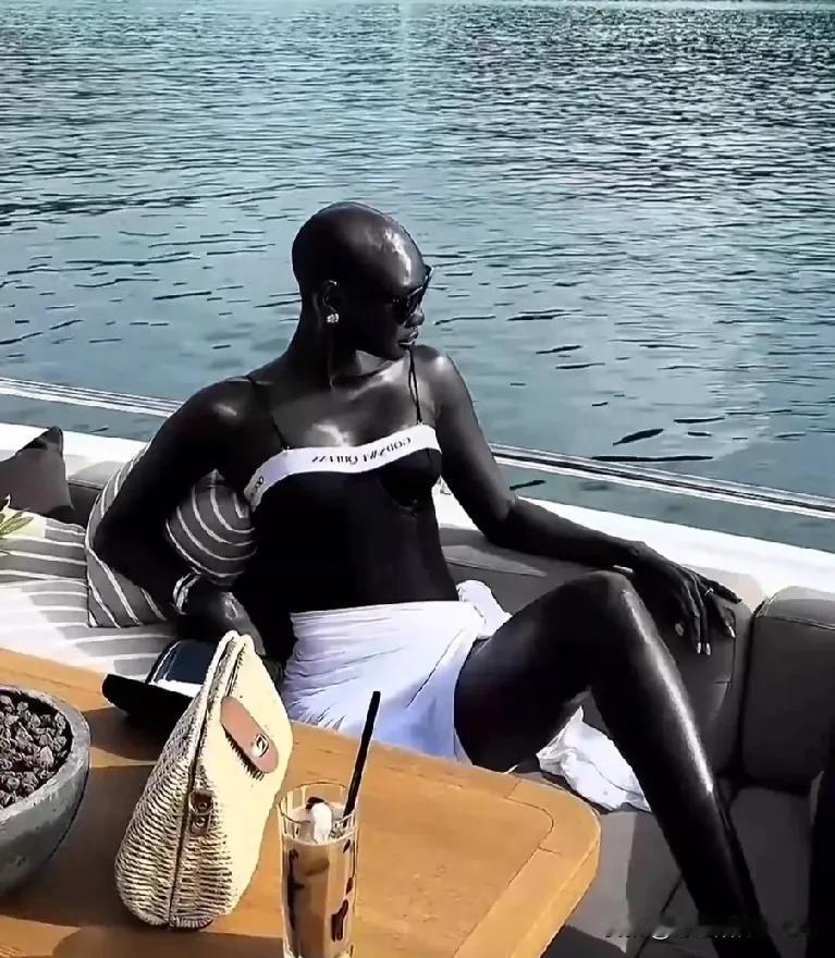 说实话，这黑人美女的身材比例简直太棒了！不过啊，好怕她把白裙子染脏。纯种就是纯种