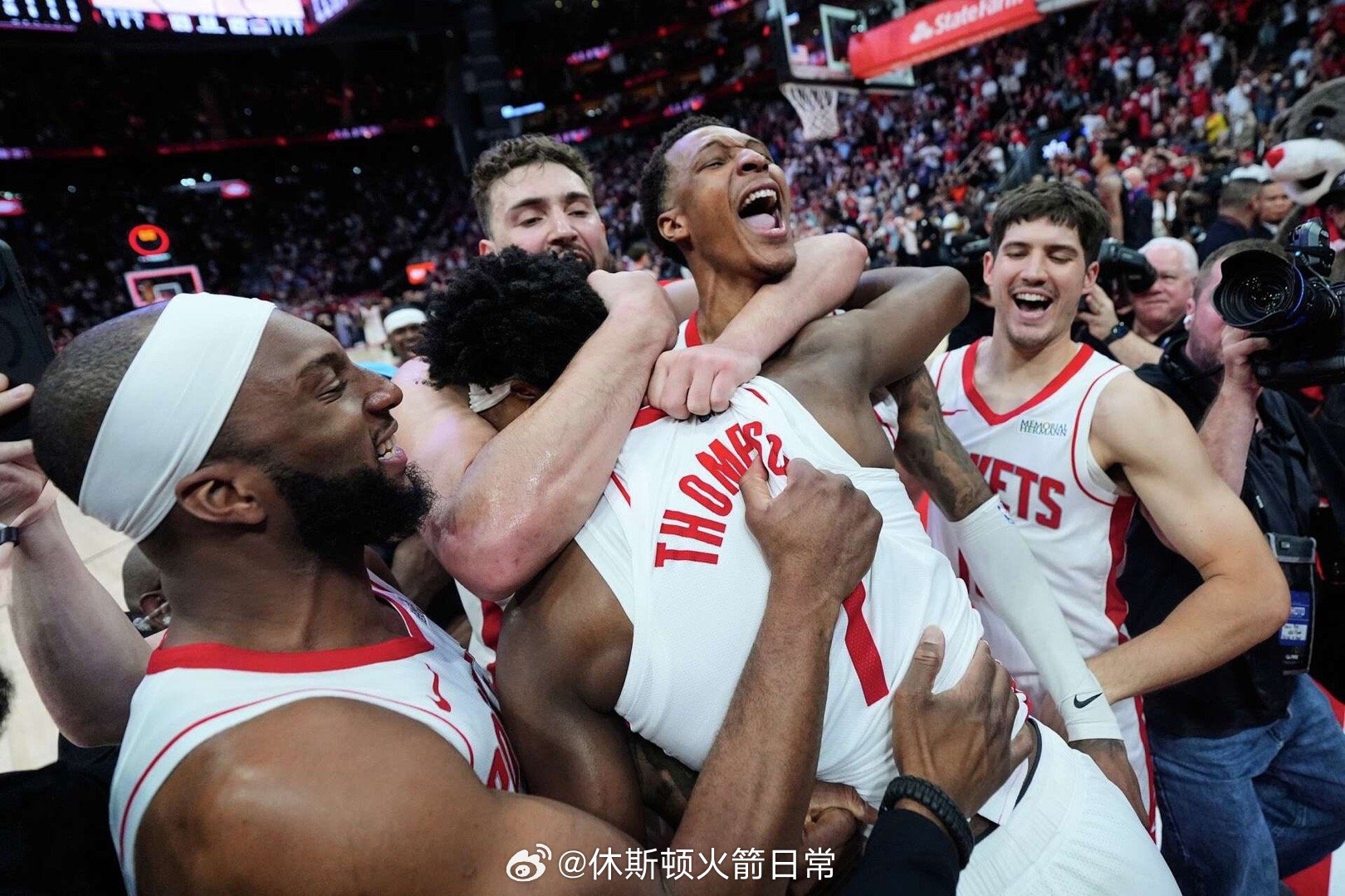 火箭队已经连续6场比赛助攻数达到30次或以上，追平了球队历史上第二长的助攻纪录！