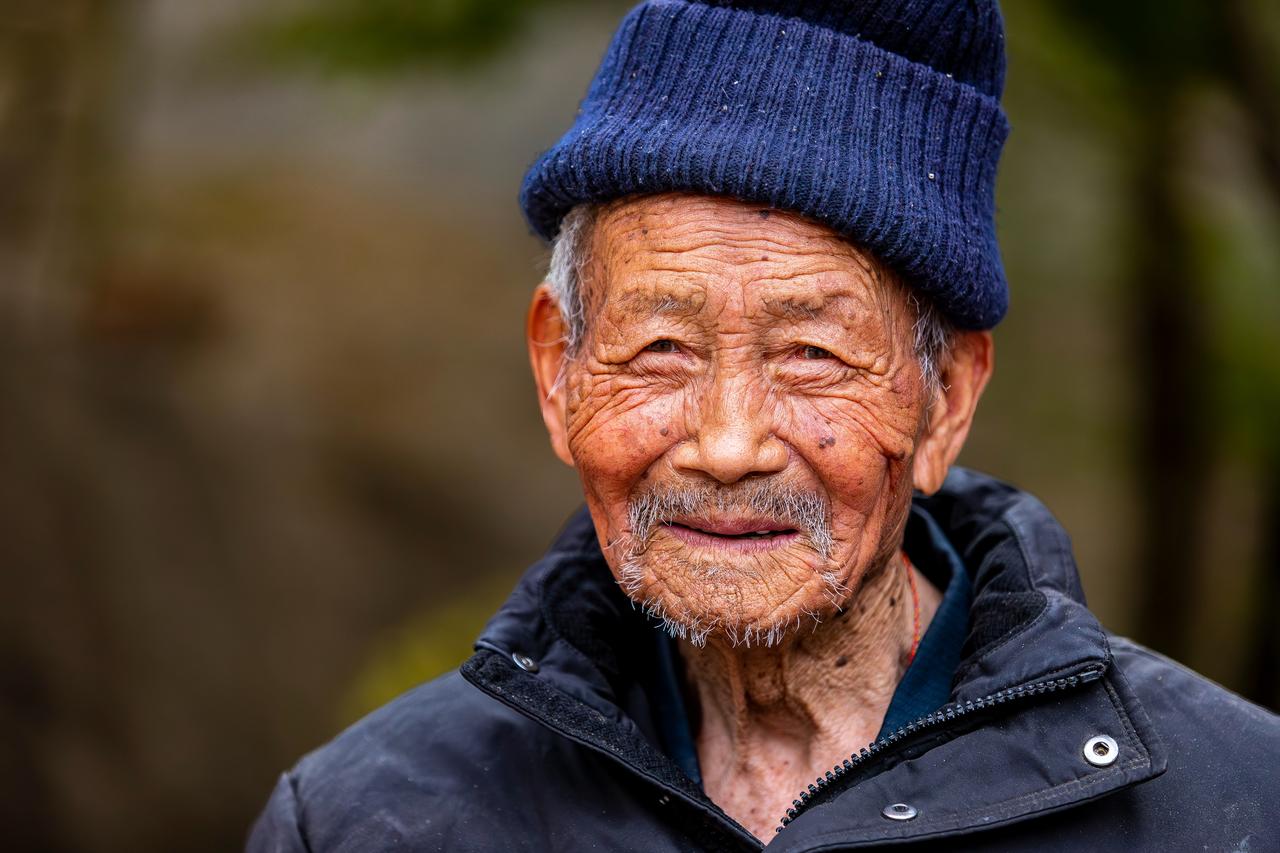 每日一图：岁月的痕迹 —— 摄影背后的故事与技巧
在临沂费县土山后村，我与一位老