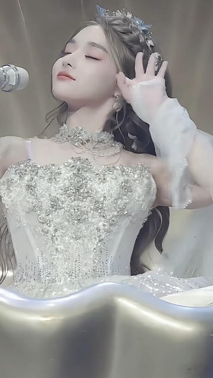 你觉得人最大的愿望是什么?能做自己喜欢的工作，而不是被迫谋生。