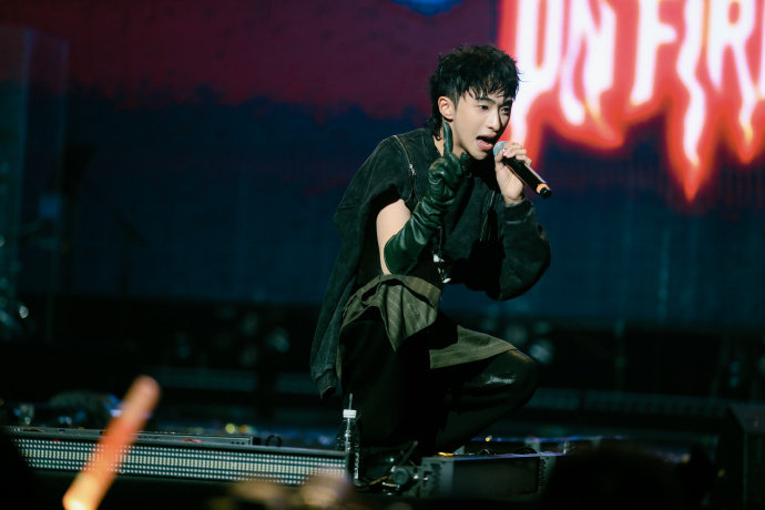 恩利生日晒庾澄庆米粒合照伊能静恩利 鼓励式教育模板3月16日恩利正式24岁，他晒