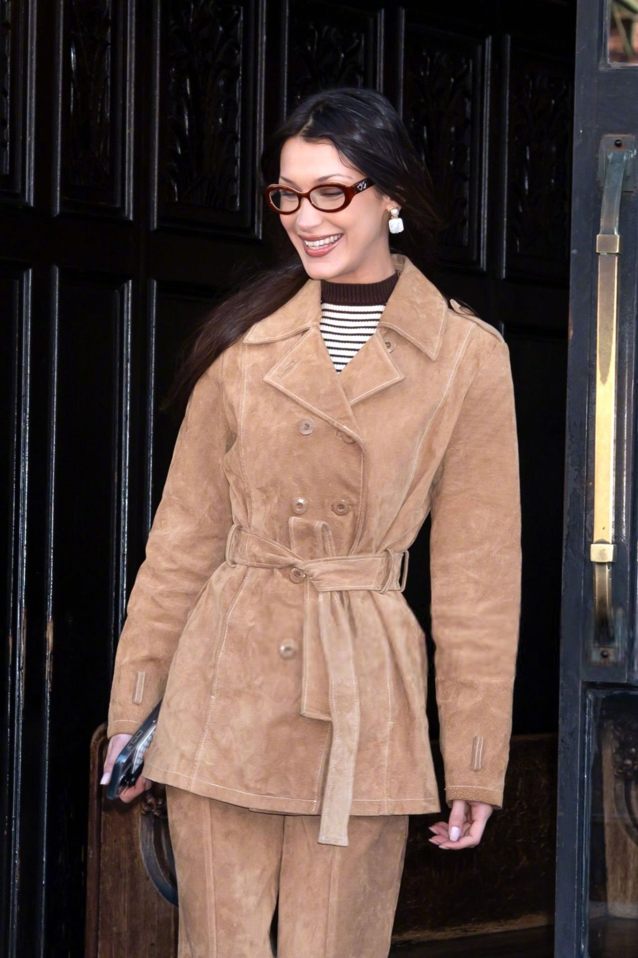 Bella Hadid 两套造型离开纽约鲍威利酒店的街拍。近日，她因在《黄石》中
